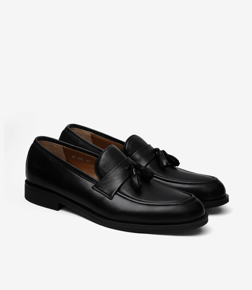MOCASSIN EN CUIR NOIR AVEC POMPONS V9BT 250001